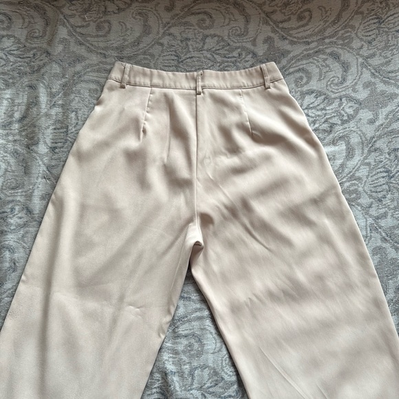 Straight legged beige trousers, a trustworthy basic! - Picture 4 of 4